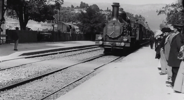 larrivee-dun-train-en-gare-de-la-ciotat.jpg